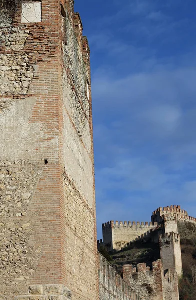 Soave Verona Italien gamla slottet med medeltida väggar — Stockfoto