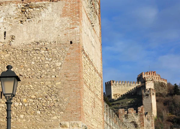 Burg von soave mit mittelalterlichen Mauern in Norditalien — Stockfoto