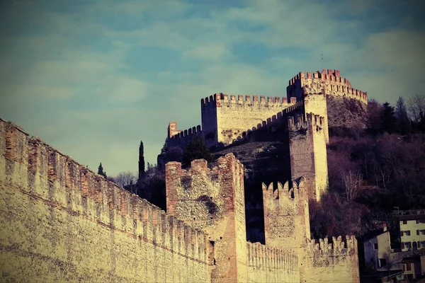 Castillo muy antiguo Soave antigua prisión medieval en la Provinc — Foto de Stock