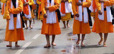 Sih dinlerin yalınayak insanlar sokaklarda yürüyorlar