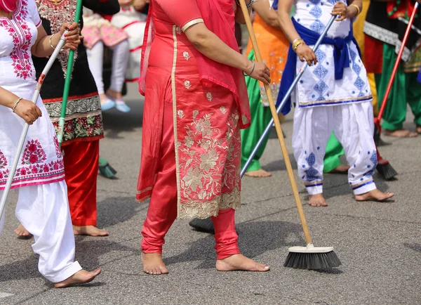 Barefoot vrouwen Sikh vegen de weg tijdens de ceremonie langs de — Stockfoto