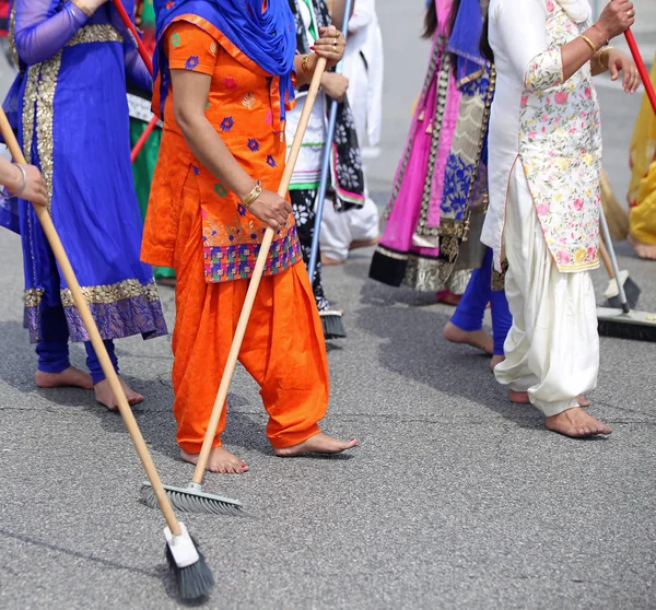 Босоніж жінок сикхів релігії барвисті одягу функція "організувати" в — стокове фото