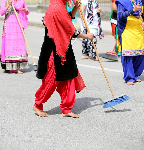 Босоногие женщины сикхской религии в разноцветной одежде пота — стоковое фото