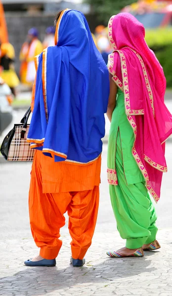 Två kvinnor med mångfärgade kläder — Stockfoto