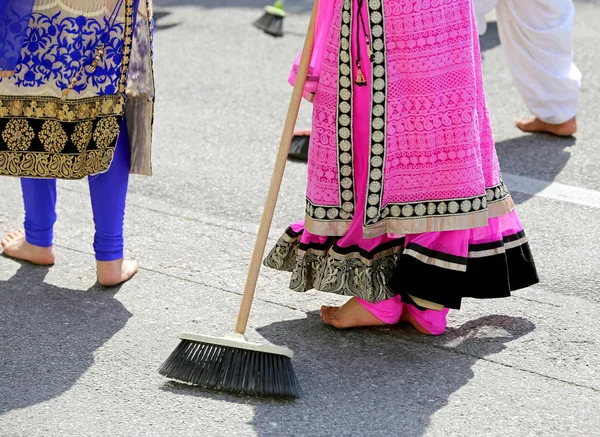 Босоніж жінок сикхів релігії барвисті одягу функція "організувати" в — стокове фото