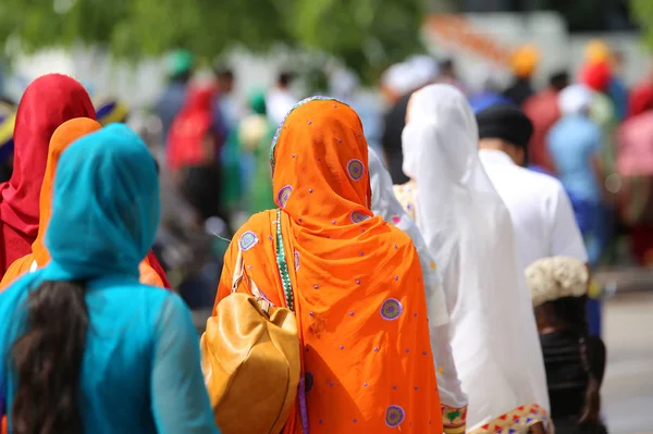 Vrouw met oranje hoofddoek hoofdtooi tijdens een bijeenkomst van de pers — Stockfoto