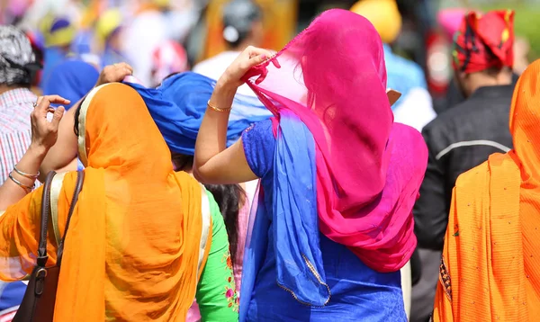 Mujer con pañuelos en la cabeza durante el evento en la ciudad — Foto de Stock