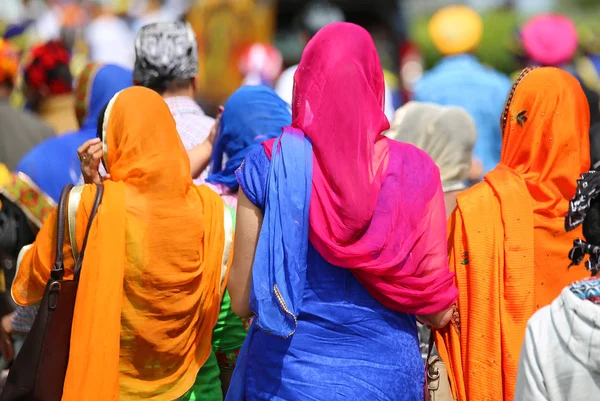 Muitas mulheres com o véu para cobrir as cabeças — Fotografia de Stock