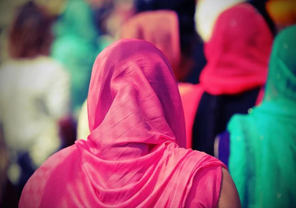 Женщина в розовой вуали, чтобы прикрыть голову во время демонстрации — стоковое фото