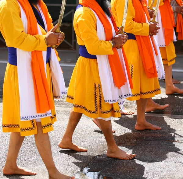 Sikh men walk barefoot through the streets — Stock Photo, Image