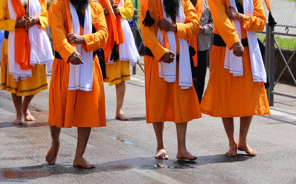 Boso mężczyzn religii Sikhów chodzić boso z mieczami w ręku — Zdjęcie stockowe