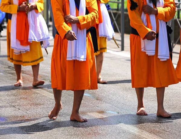 Sikh Männer gehen mit Schwertern in der Hand durch die Straßen der Stadt — Stockfoto