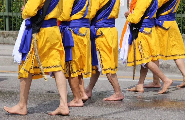 Cinco hombres con vestidos largos caminando descalzos por las calles —  Fotos de Stock