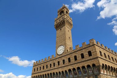 Floransa eski saray ve saat kulesi ile mavi gökyüzünde Signoria sq