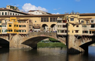 Köprü Ponte Vecchio Floransa İtalya Arno Nehri üzerinde denir.