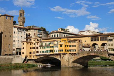 Arno Nehri üzerinde Floransa'daki Ponte Vecchio Köprüsü denilen