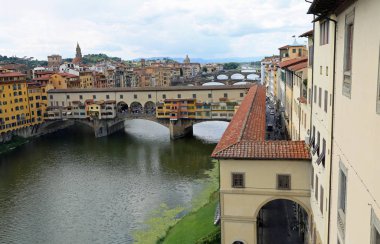 Ponte Vecchio ve Vasari Koridor Flore adlı antik Köprüsü