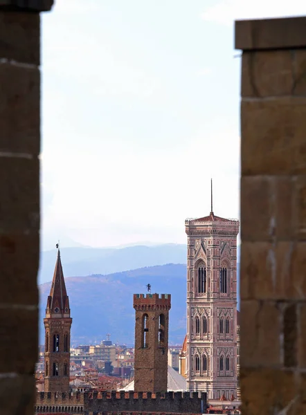 Ville de FLORENCE en Italie avec le clocher de GIOTTO — Photo