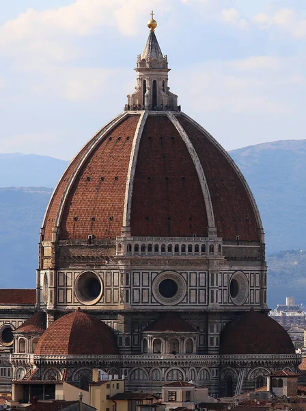 Cidade de FLORENCE na Itália com a cúpula da Catedral — Fotografia de Stock