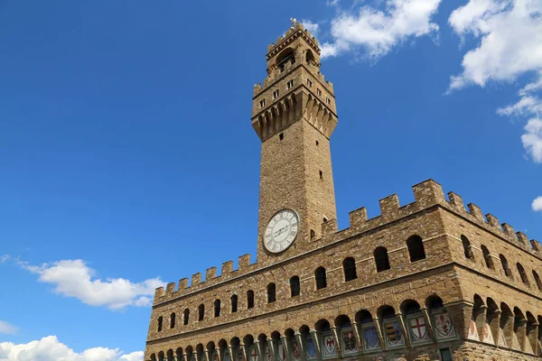 フィレンツェ ヴェッキオ宮殿とシニョーリア広場 sq の青い空、時計塔 — ストック写真