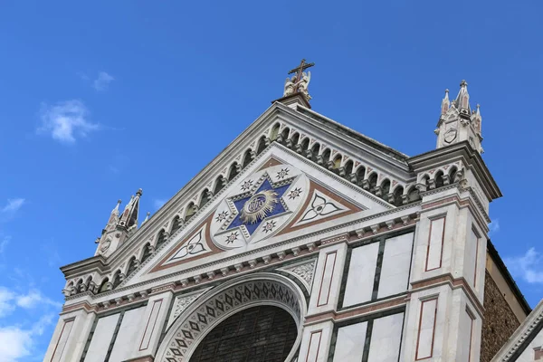 Fasáda starověké církve zvané Santa Croce ve Florencii — Stock fotografie