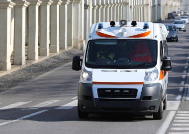 Bir çalışan hızlı ambulans tıbbi Emergenc sırasında sokak şehir için