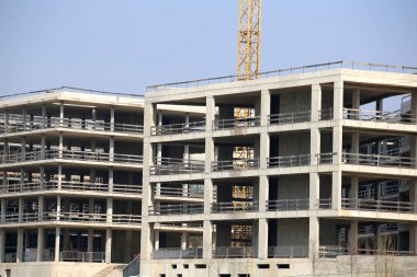 büyük bina betonarme duvarlar ile yapım aşamasında