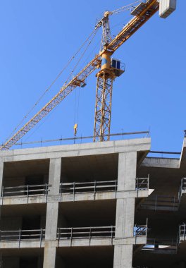 sarı vinç ve büyük tesisin içinde konut ve ticari 