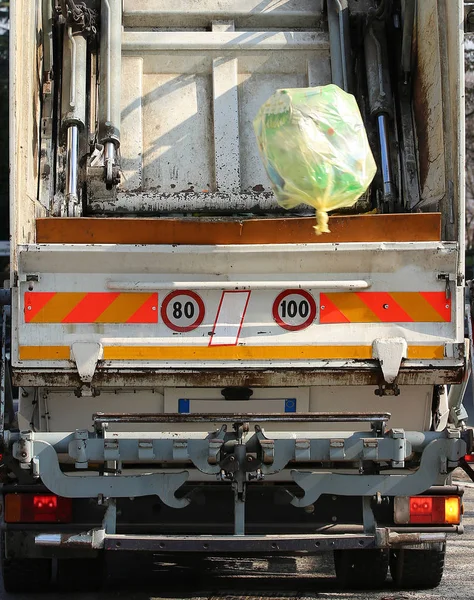 Camion di risanamento urbano durante la raccolta dei rifiuti solidi in — Foto Stock