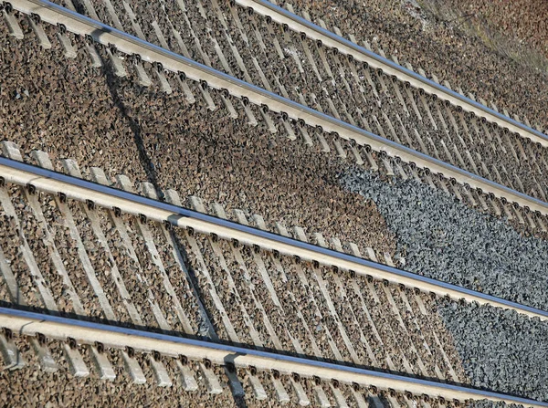 Bahngleise im Hintergrund mit Eisenschienen — Stockfoto