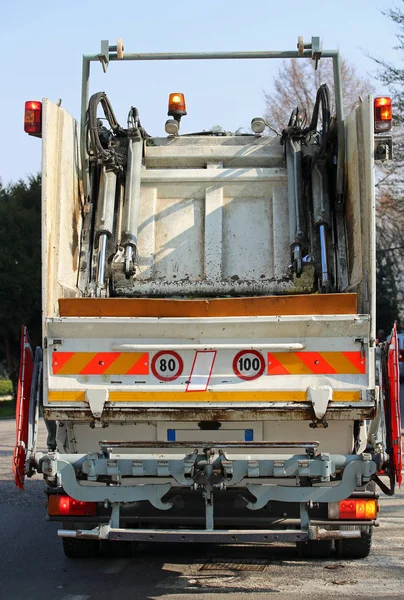 Industriële grote vuilniswagens tijdens de solide afval collectio — Stockfoto