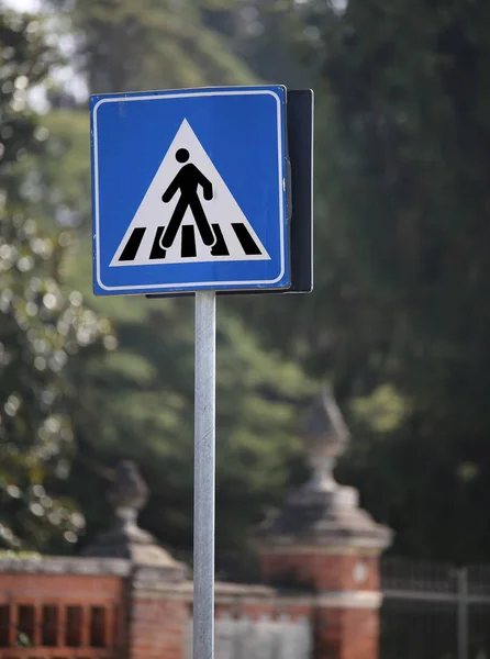 Verkehrsschild warnt vor Zebrastreifen — Stockfoto