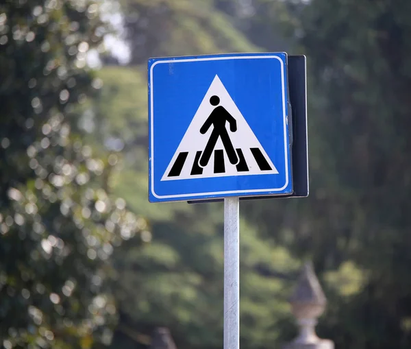 Drogowy znak ostrzegawczy przejście dla pieszych w mieście — Zdjęcie stockowe