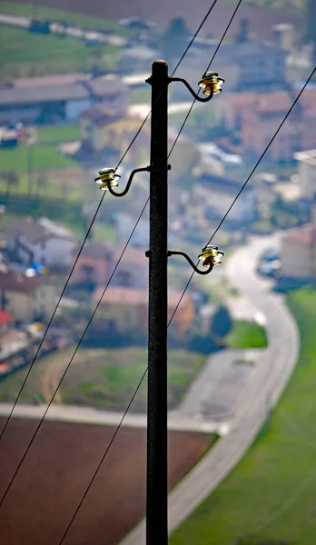 Lichtmast mit drei Drähten der Stromleitung — Stockfoto