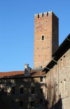 Çok eski kule ve mavi İtalya şehrinde Vicenza gökyüzünde