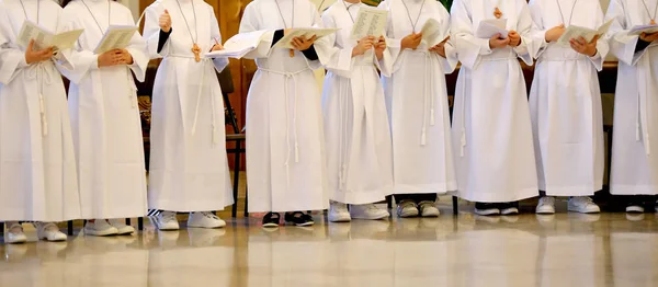 Muchos niños con la túnica blanca durante la ceremonia de la fi — Foto de Stock