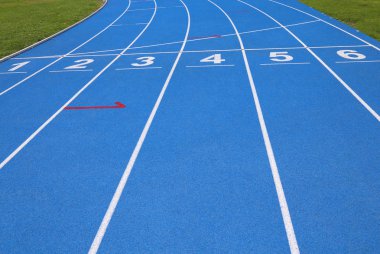 bir mavi atletik hatlarının takip numaraları ile iki üç dört f