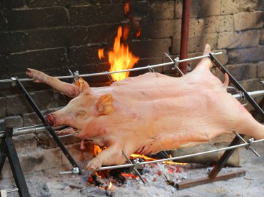 büyük domuz tükürmek ve yavaş yavaş büyük şöminenin üzerinde pişmiş