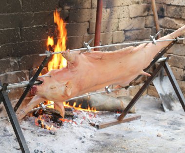 domuz şiş ve yavaş yavaş büyük şöminenin üzerinde pişirilir
