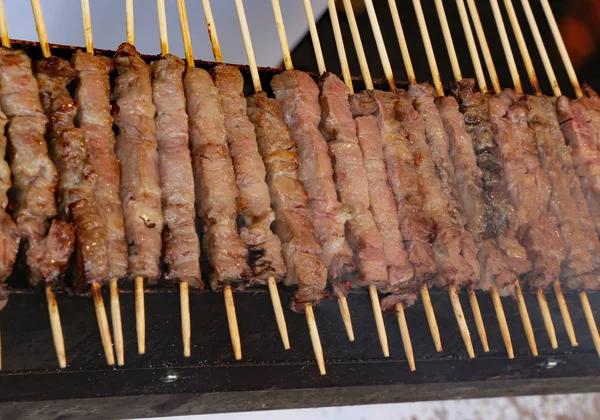 Longa linha de kebabs de cordeiro — Fotografia de Stock