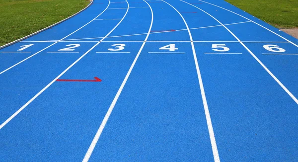 Corsie di una pista atletica con i numeri uno due tre quattro cinque s — Foto Stock