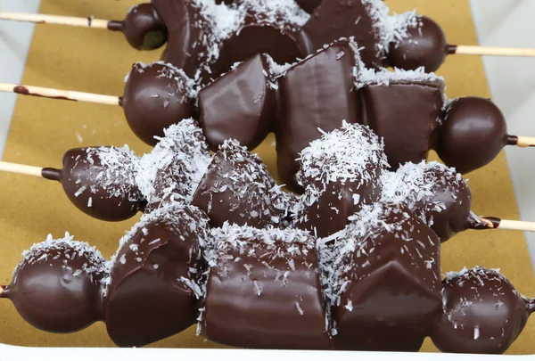 Шампури з солодким шоколадним солодким зубом з кокосовими пластівцями — стокове фото