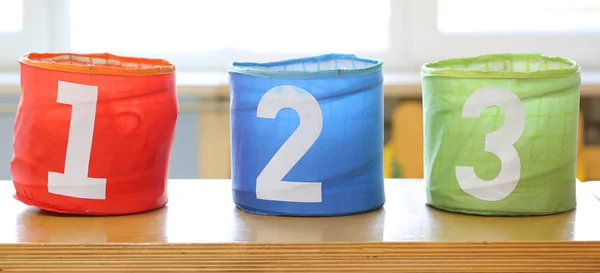 Tre grandi vasi per giocattoli con i numeri uno due tre — Foto Stock