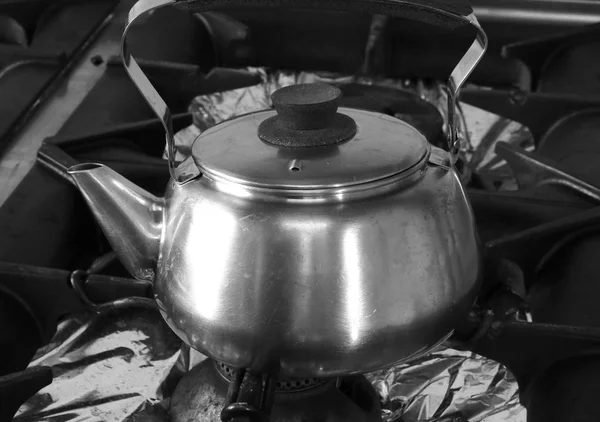 Велика чайник з нержавіючої сталі над великою плитою — стокове фото