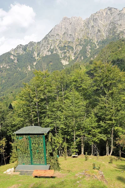 Camouflage hunting lodge used by hunters in the mountains in the — Stock Photo, Image