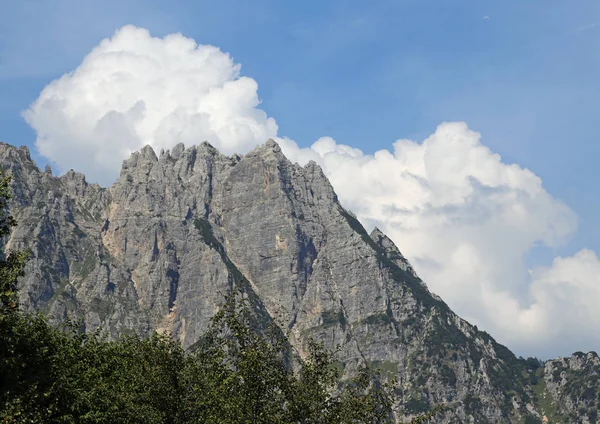 Skvělá krajina italské hory zvané benátské Prealps — Stock fotografie