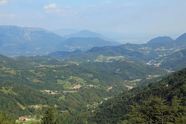 Skvělé úchvatný výhled do údolí a na hory — Stock fotografie