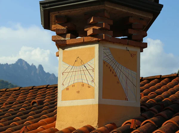 Ancient sundial with hour numbers on the chimney of a house — Stock Photo, Image