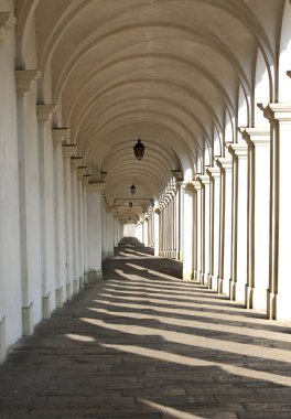 Işıklar ve gölgeler büyük mimari arcades