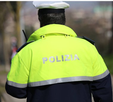 Yüksek görünürlük üniforma ile İtalyan polis ajanı ve şapka